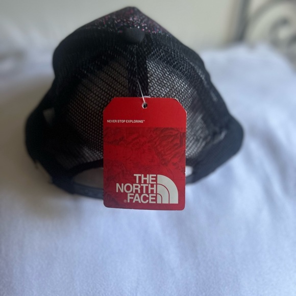 North Face - Not Your boyfriend’s trucker hat - Confetti pattern!! - Picture 3 of 4